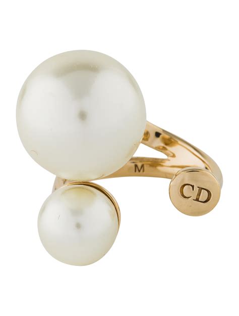 dior pearl ring.